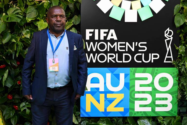 Bruce Mwape, treinador da Zâmbia, posa para foto em Auckland, na Nova Zelândia, antes do sorteio dos grupos para a Copa do Mundo de 2023