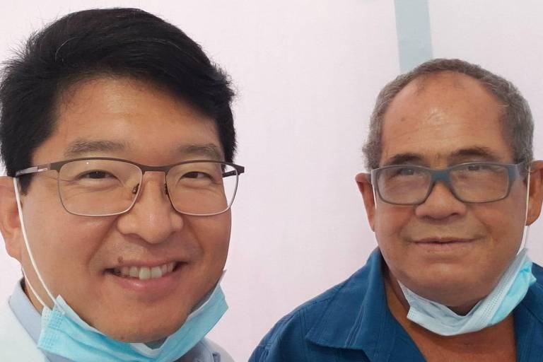 O cirurgião Marcos Samano (à esquerda) e o porteiro Oswaldo de Jesus estiveram em um dos primeiros autotransplantes realizados no país