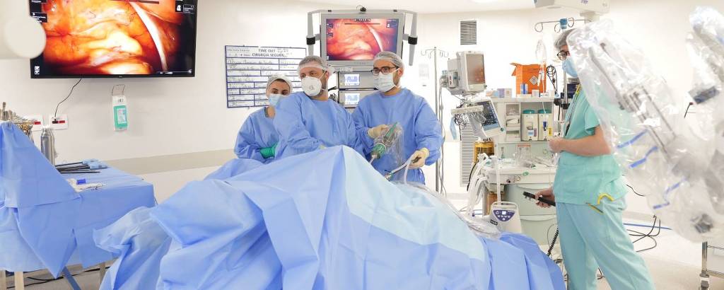 Médicos realizam cirurgia em paciente por meio do robô Da Vinci