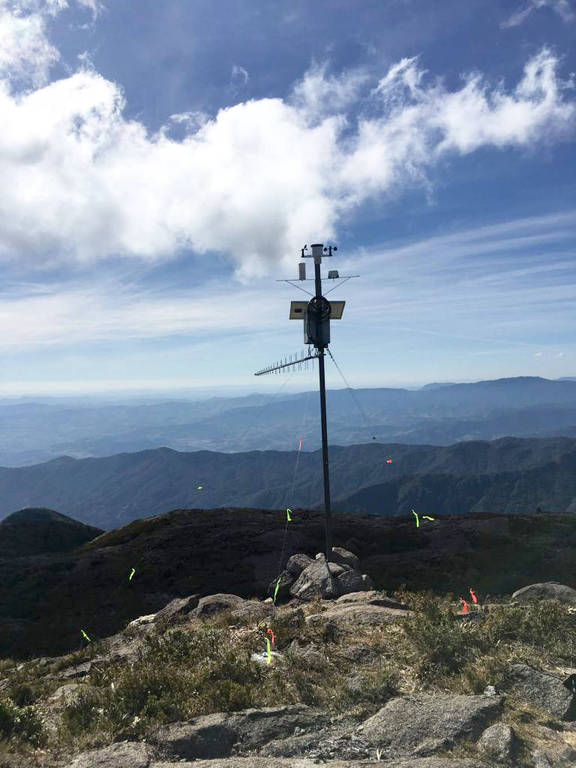A foto mostra a estação meteorológica montada no quarto ponto mais alto do Brasil, no pico da Pedra da Mina, entre Minas Gerais e São Paulo.