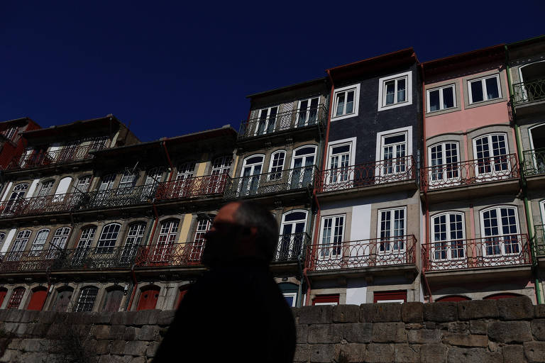Pessoa caminha na cidade do Porto, em Portugal