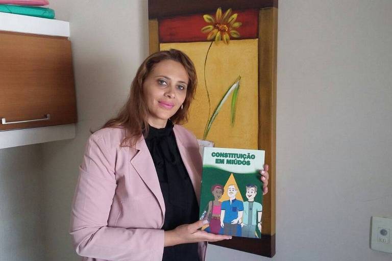 Vereadora posa para retrato segurando livro "Constituição em Miúdos"