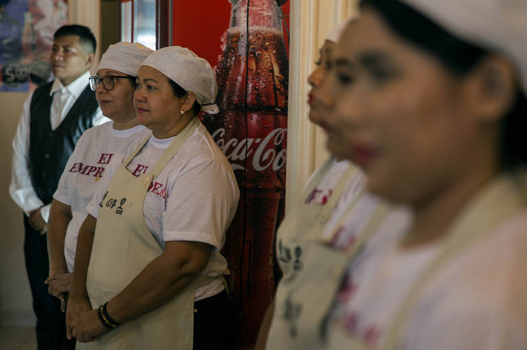 PARINTINS - AM - 30/06/2023 a 04/07/2023 - Festival de Parintins 2023. Os Bois Bumba Garantido e Caprichoso se apresentam no Bumbodromo de Parintins durante o Festival de 2023. Neste ano, a Folha viajou a convite da Coca Cola. Na foto, lançamento do Projeto Empreenda Como Uma Mulher, da Coca Cola, uma das maiores patrocinadoras do Festival - no microfone, Silmara Olivio, VP de Assuntos Públicos, Comunicação e Sustentabilidade da Coca. (Foto: Marlene Bergamo/Folhapress) - 0117