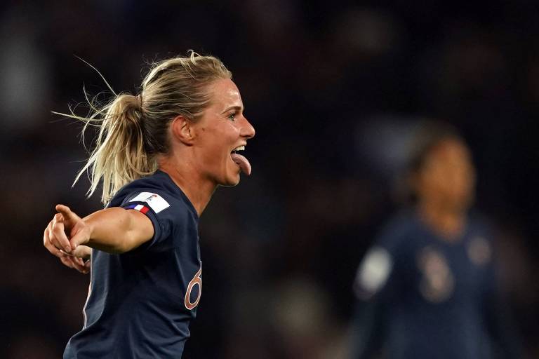 Amandine Henry comemora gol em partida da seleção francesa