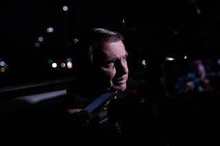 O ex-presidente Jair Bolsonaro fala com jornalistas após deixar sua casa no RJ