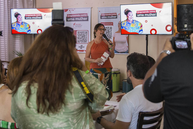 Silmara Olivio, VP de Assuntos Públicos da Coca-Cola, segura um microfone durante almoço de lançamento do edital 'Empreenda como uma mulher'.
