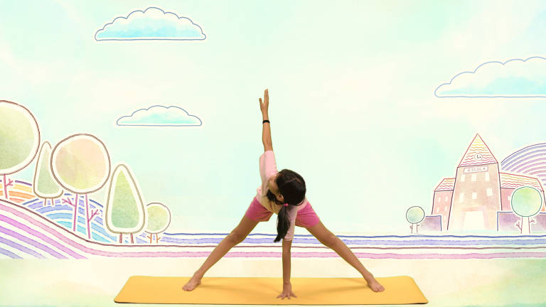 criança faz postura de yoga