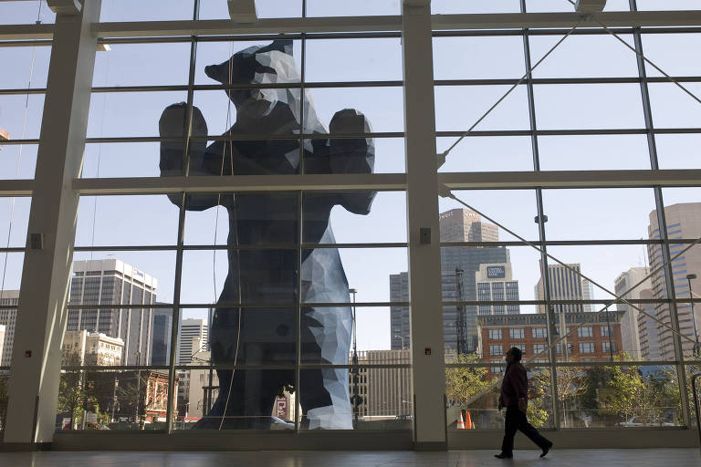  Obra "I See What You Mean", de Lawrence Argent, consiste em uma escultura gigante em formato de urso, com mais de 12 metros, espiando para dentro do Centro de Convenções de Colorado, em Denver. 