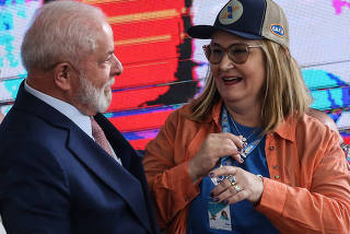 Lula durante evento em Brasília com a presidente da Caixa, Rita Serrano 
