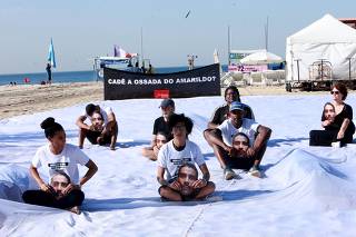 Protesto na Praia de Copacabana marca os 10 anos da morte do pedreiro Amarildo
