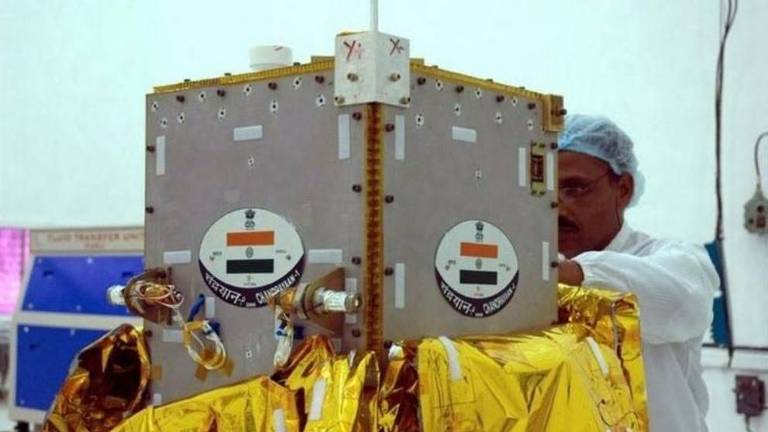 Cientista mexe em caixa metálica da nave espacial indiana