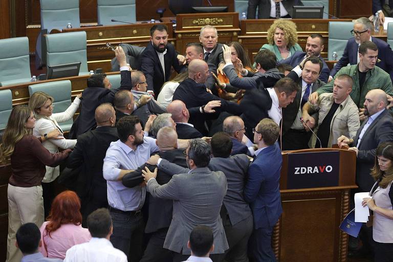 Opositor joga água em premiê de Kosovo e inicia briga no Parlamento