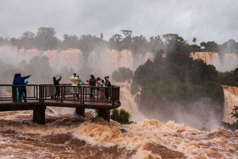 Turistas visitam as Cataratas do Iguaçu, que estão com uma vazão maior que o normal 