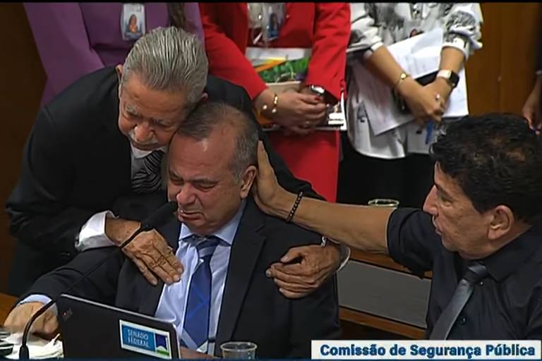Ex-ministro de Bolsonaro, senador Rogério Marinho chora por presos do 8/1 e é consolado por seu pai; veja