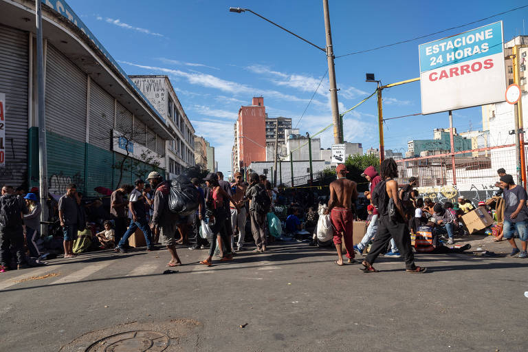 Usuários de drogas da cracolândia ocupam rua dos Gusmões no centro de São Paulo 