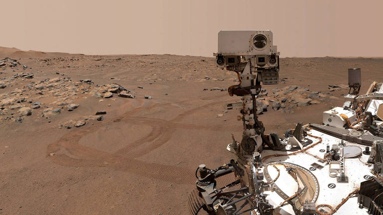 O rover Perseverance faz uma sélfie na superfície de Marte, onde está coletando amostras de rochas