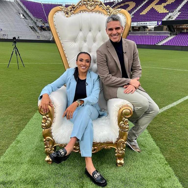 Marta é entrevistada pelo repórter André Gallindo no centro do gramado do estádio do Orlando City