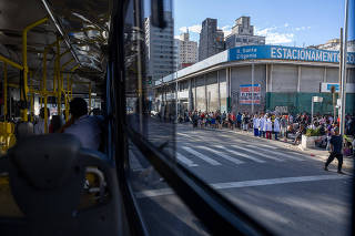 Ônibus passa por usuários de drogas no avenida Rio Branco, no centro de São Paulo 