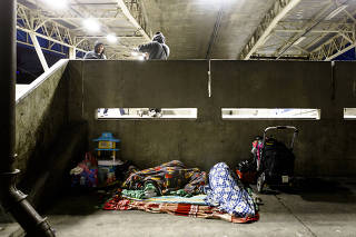Família se abriga do frio no acesso do metrô Belém, em São Paulo