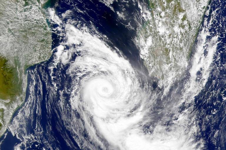 Ciclones são sistemas de baixa pressão atmosférica que provocam ventos intensos em sua direção