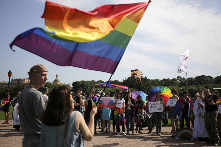 Câmara russa aprova lei que proíbe acesso de pessoas trans a saúde e direitos civis