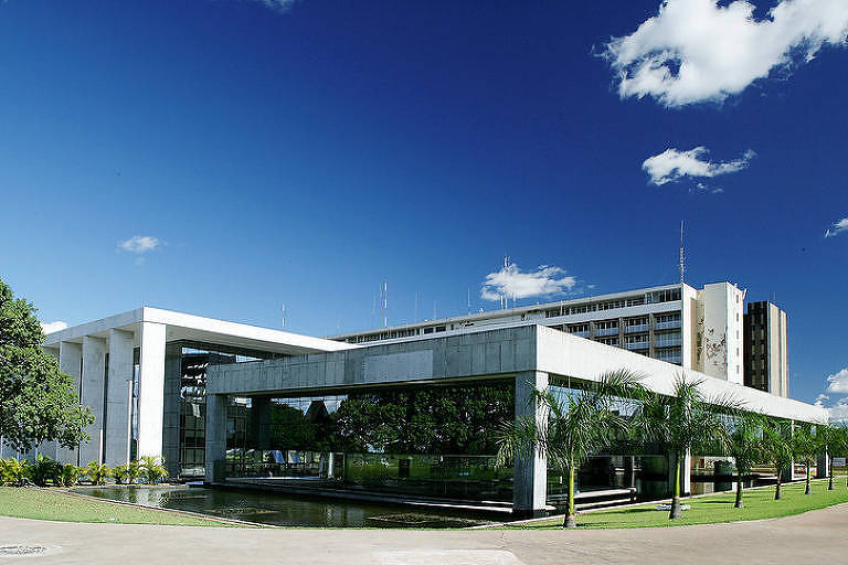 Tribunal de Justiça do Distrito Federal. Prédio ao estilo modernista, em meio a jardins e gramados.