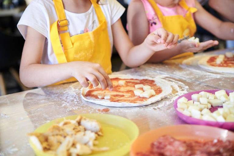 Restaurante Abbraccio tem menu infantil com opção em que as crianças colocam a mão na massa