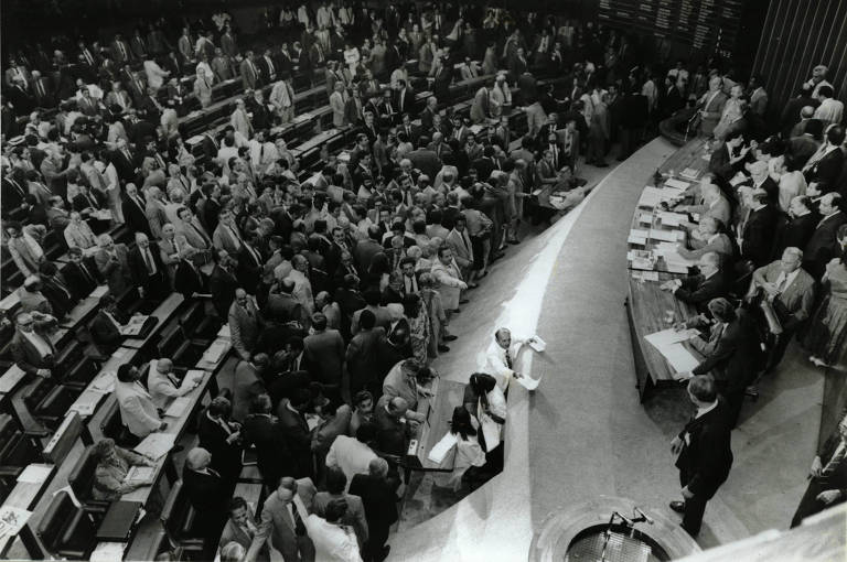 A importância da Defensoria Pública foi ratificada pela Constituição de 1988, que a define como instituição essencial à função jurisdicional do Estado; na foto, sessão parlamentar para a promulgação da Constituinte no Senado, em Brasília (DF), 1988
