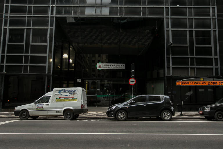 As defensorias costumam requerer agendamento, por telefone ou online; depois, realizam triagem para confirmar que o requerente se encaixa no limite de renda definido pelo órgão