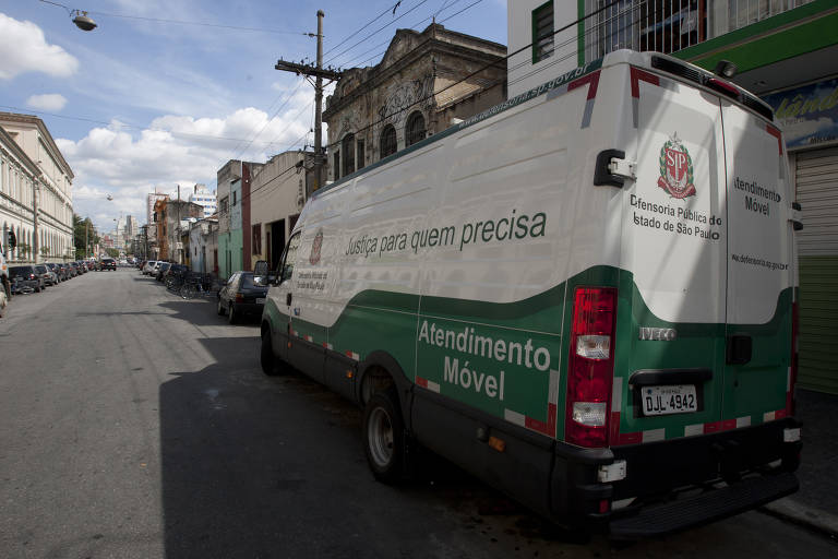 Para usufruir dos serviços de um defensor público, é necessário, em geral, que o requerente comprove não ter condições de arcar com os custos de um advogado; critérios de renda máxima podem variar em diferentes defensorias