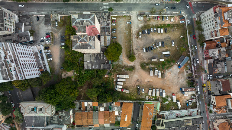 Imagem aérea do terreno de Silvio Santos que fica em volta do Teatro Oficina (ao lado de um prédio, na parte superior da foto)