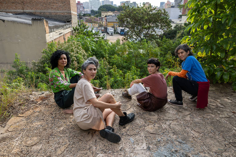 Fernanda Taddei (vestido bege), Marilia Piraju (camiseta verde), Camila Mota (camisa azul) e Cafira Zoé (camiseta marrom) em ponto alto do terreno de Silvio Santos, atrás do teatro