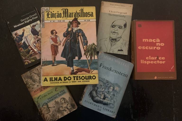 Seis livros com capas antigas, em cores e ilustrações diversas 