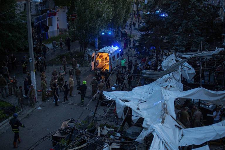 Socorristas e vítimas ao redor de pizzaria bombardeada por míssil na região ucraniana de Kramatorsk