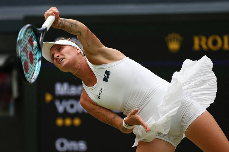 Marketa Vondrousova durante a final na quadra de Wimbledon