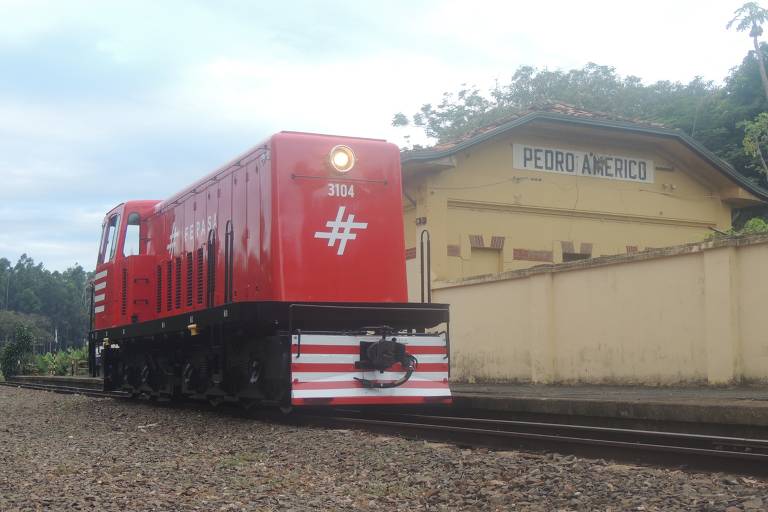 Locomotiva GE na estação ferroviária Pedro Américo, em Campinas