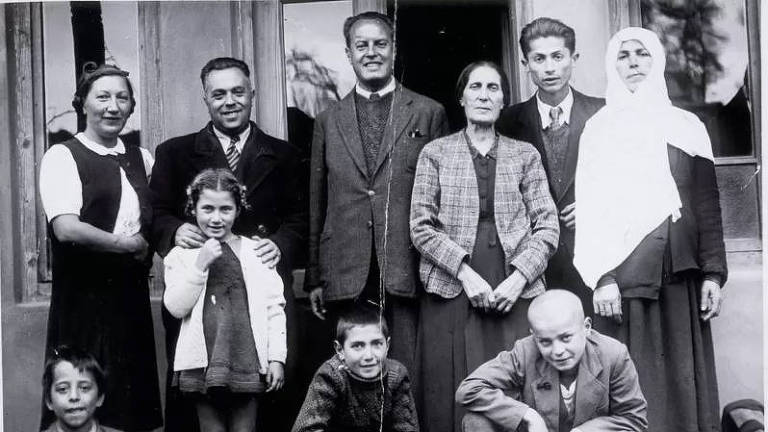 Família de judeus refugiados de Skopje, Macedônia, junto com uma família albanesa que os acolheu em 1943 em Tirana, Albânia