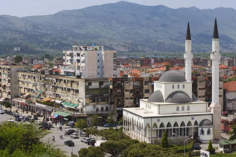 Mesquitas na pequena e montanhosa Albânia