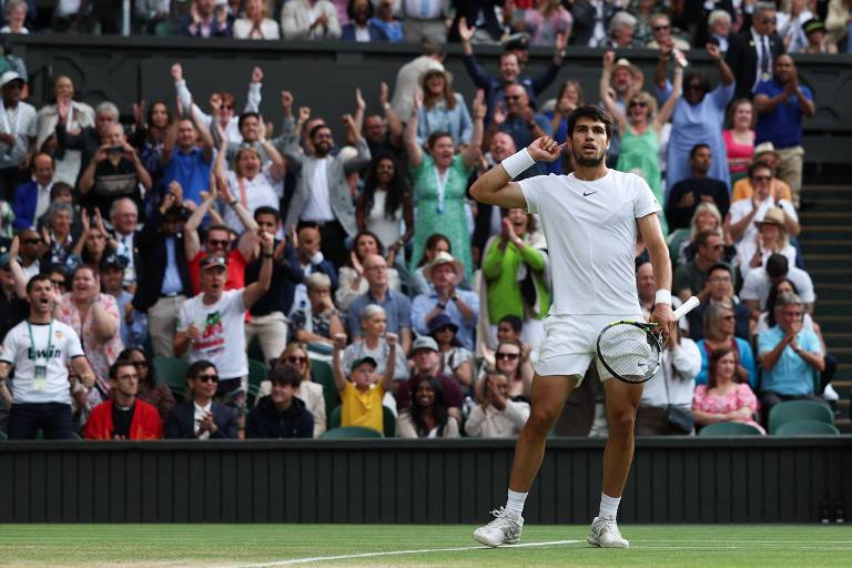 Alcaraz bate Djokovic em batalha na grama de Wimbledon e chega ao 2º Grand Slam