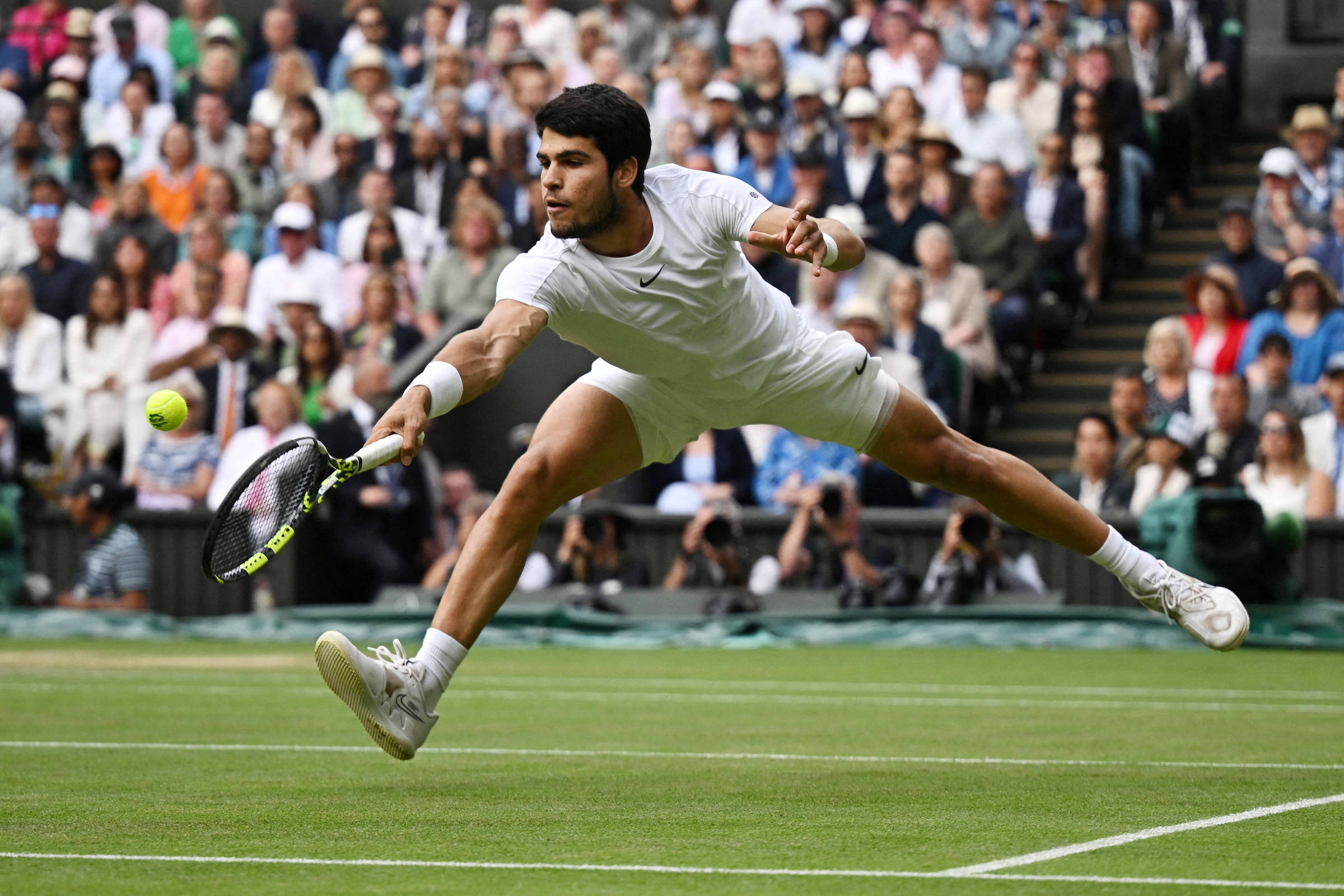 Carlos Alcaraz bate Djokovic em batalha na grama de Wimbledon e