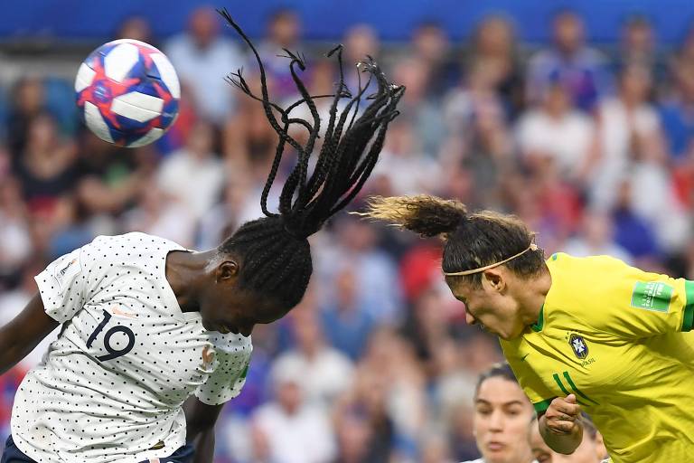 A brasileira Cristiane disputa de cabeça com a francesa Baithy no confronto entre as duas seleções na Copa de 2019. As equipes voltam a se enfrentar em 2023