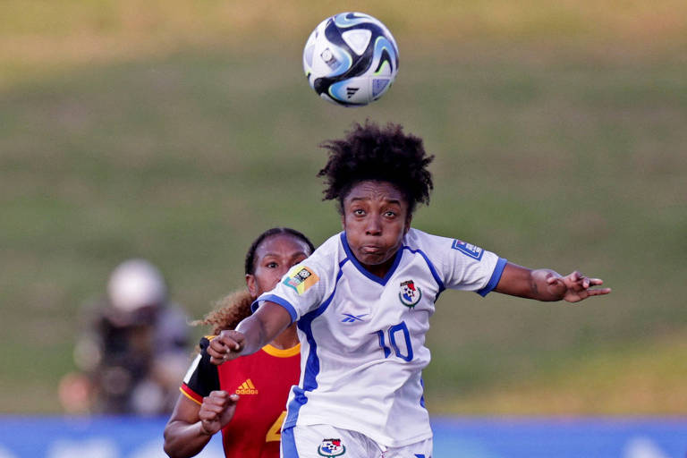 Marta Cox sobe para cabecear em partida do Panamá contra Papua Nova Guiné, pelas eliminatórias