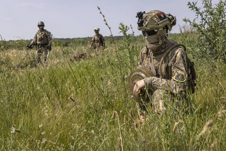 Soldado ucraniano carrega mina antitanque durante treinamento próximo da cidade de Huliaipole, na região de Zaporíjia