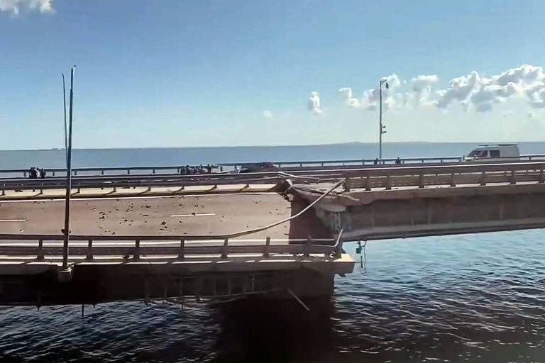Trecho de vídeo mostra o dano à pista da ponte da Crimeia, atingida por explosão nesta segunda (17)