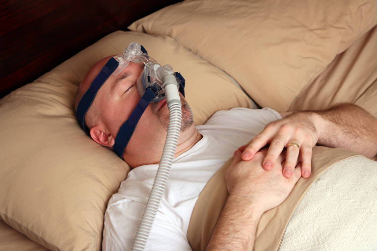 Homem com apneia do sono usa uma máquina de CPAP