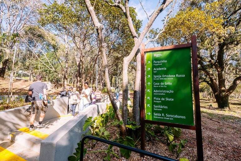 Caminhos em deck garantem a conexão entre as principais atrações do parque, entre elas a Casa do Grito e o Monumento à Independência do Brasil