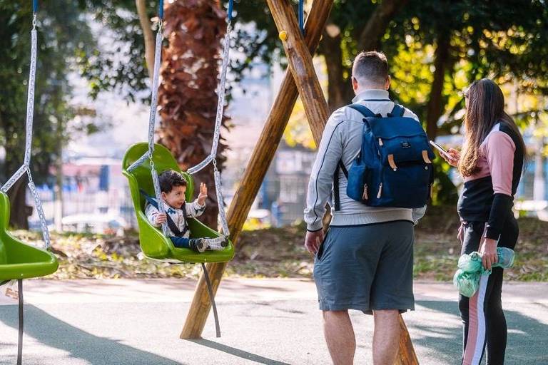 Crianças têm o balanço como opção de lazer na nova área incorporada ao Parque Independência