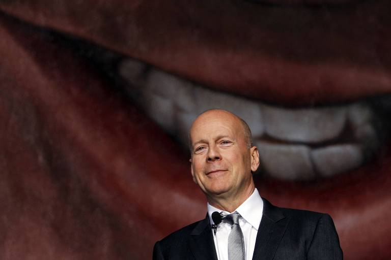 Esposa de Bruce Willis comemora 35 anos de 'Duro de Matar' e posta imagens do ator no set