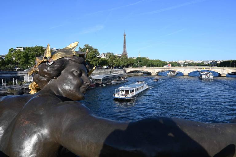 Paris faz ensaio para cerimônia de abertura dos Jogos Olímpicos no rio Sena
