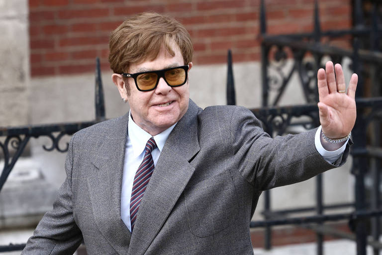 Elton John presta depoimento no julgamento de Kevin Spacey em Londres